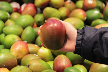 A seller who chooses fruits / vegetables in the supermarket