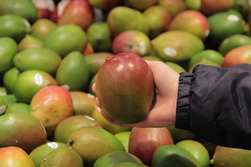 A seller who chooses fruits / vegetables in the supermarket