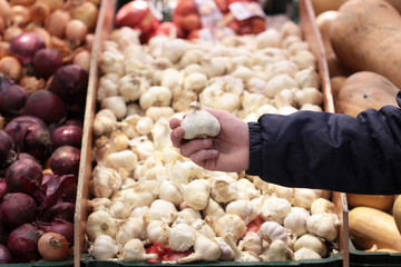 A seller who chooses fruits / vegetables in the supermarket