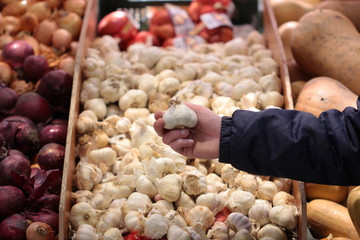 A seller who chooses fruits / vegetables in the supermarket