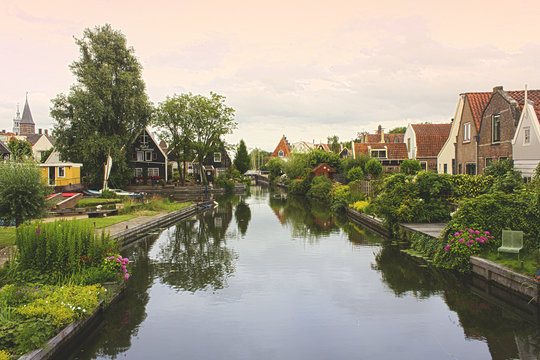 Casas junto al canal en Edam, Holanda