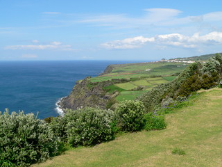 Fototapeta na wymiar Blick vom Aussichtspunkt Vigia de Baleias auf die Nordküste von Terceira, Azoren, Portugal