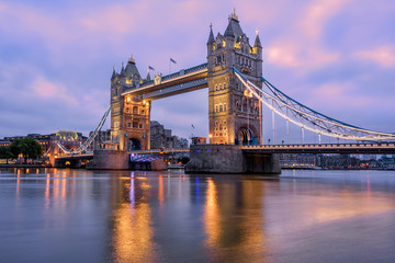 Tower Bridge à Londres, au Royaume-Uni, dans la lumière du matin au lever du soleil