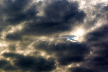 Obraz premium golden clouds in dramatic light