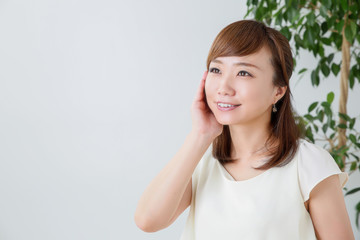 スキンケアする女性
