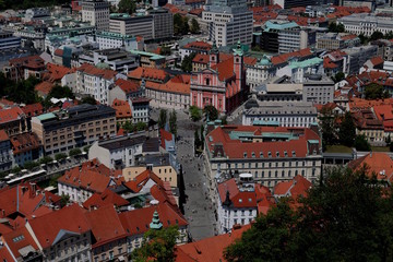 Fototapeta na wymiar Aussicht von der Burg auf Ljubljana, mit Mariä-Verkündigung-Kirche / Franziskanerkirche und Preserenplatz in der Mitte