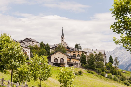 Guarda, Dorf, Kirche, Kirchturm, Engadin, Unterengadin, Alpen, Schweizer Berge, Wanderweg, Landwirtschaft, Sommer, Schweiz