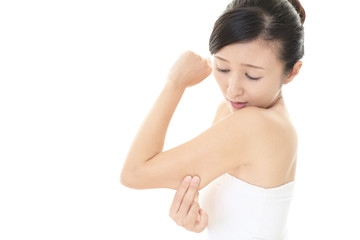 Obraz premium 二の腕をつまむ女性