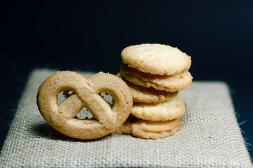 Vanilla cookies are placed on a sackcloth