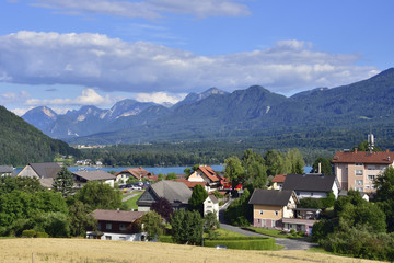 Fototapeta premium Drobollach in Kärnten mit dem Faaker See und den Mittagskogel in den Karawanken