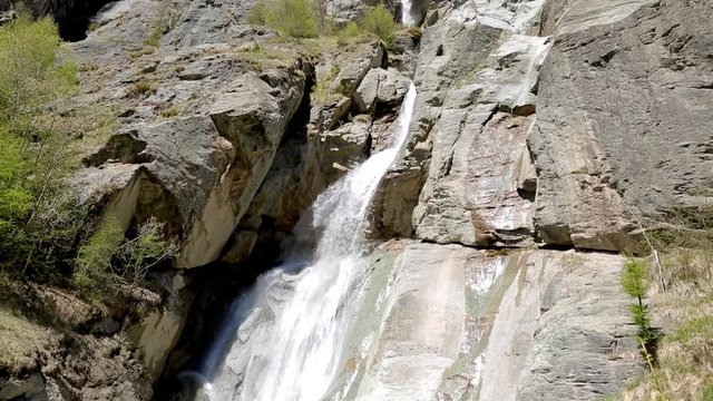 Fresca cascata di acqua in montagna