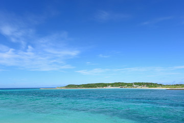 Fototapeta na wymiar 美しい沖縄の海と夏空