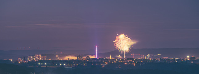 Nächtliche Skyline Erlangen mit Feuerwerk