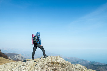 Obraz premium Traveler with backpack on the top of the mountain