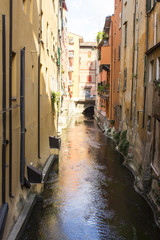 Fototapeta na wymiar BOLOGNA, ITALIA - LUGLIO 22, 2017: canale d'acqua che scorre sotto la Via Piella - Emilia Romagna
