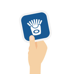 Hand hält Bierdeckel mit Pommes