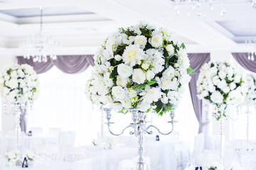 elegant wedding reception table arrangement, floral centerpiece