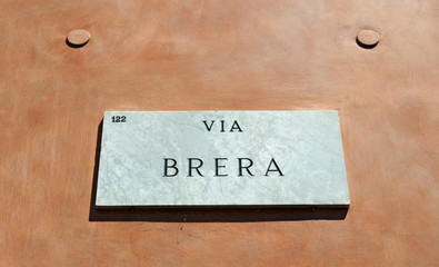 Italia: l'insegna di Via Brera, la via principale del quartiere di Brera, il nucleo storico e medievale della città di Milano, quartiere di artisti e luogo dall'atmosfera bohémienne