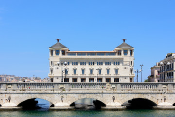 Fototapeta na wymiar Brücke mit Palazzo in Syrakus-Ortigia Sizilien