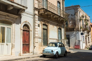 Fototapeta na wymiar Strasse einer Barockstadt mit einem blauen Cinquecento