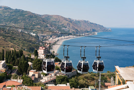 Taormina Mit einer Seilbahn kommt man zum Badestrand nach Mazzaro