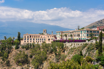 Fototapeta na wymiar Taormina Hotel am Abgrund und Ätha dahinter