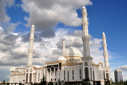 Elegante wei&szlig;e Hazrat-Sultan-Moschee vor dramatischem Sommerhimmel