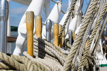 Rolls of wood with a rope, like a tackle or an old winch of an old sailing boat