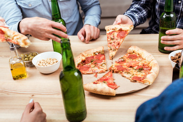 Obraz na płótnie Canvas friends eating pizza together
