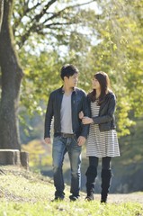 Fototapeta premium 秋の公園でデートするカップル