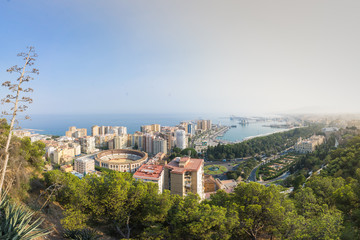 Blick auf die Stadt und den Hafen von Malaga Spanien Andalusien