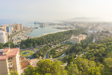 Blick auf die Stadt und den Hafen von Malaga Spanien Andalusien