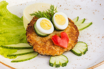 Cutlets with mashed potatoes and lettuce.