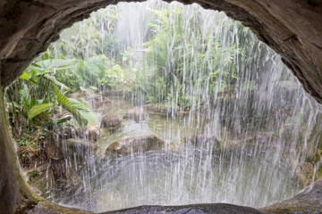 Hinter dem Wasserfall