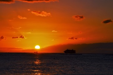 夕日と船
