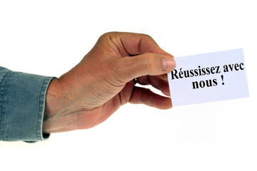 Homme tenant une carte sur laquelle est écrit réussissez avec nous