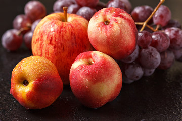 Fototapeta na wymiar Still life of peaches of apples and grapes