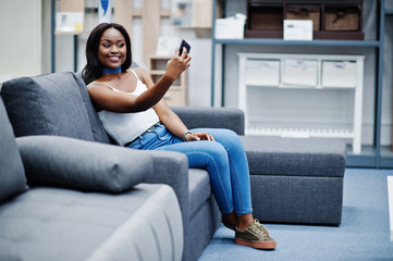 Obraz premium Portrait of a beautiful african american woman taking a selfie in the shop.