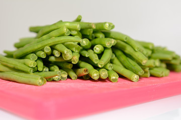 Grüne Bohnen auf dem Schneidebrett