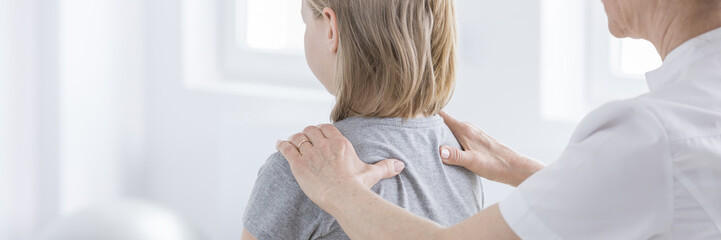 Examining posture defects © Photographee.eu