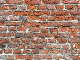 Alte Mauer aus roten Ziegelsteinen