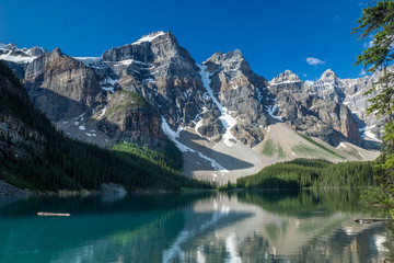 Obraz na płótnie Canvas Türkisfarbener Moraine Lake im Banff Nationalpark, Alberta, Canada
