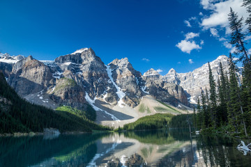 Fototapeta na wymiar Türkisfarbener Moraine Lake im Banff Nationalpark, Alberta, Canada
