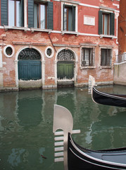 Fototapeta na wymiar Portes typiques et gondoles à Venise