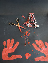 Schere, Kette und Hände voller Blut - Buchcover 