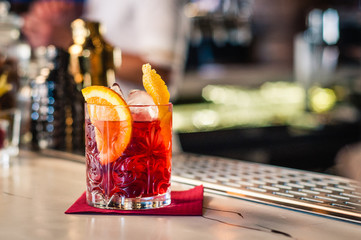 Cocktail Negroni en verre pas de tranches d& 39 orange et de glace