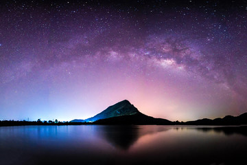 Obraz premium nocny krajobraz góry i droga mleczna tło galaktyki, tajlandia, długa ekspozycja, słabe oświetlenie