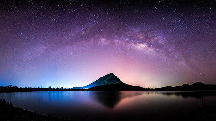 Fototapeta premium nocny krajobraz gór i milkyway galaktyka tło, tajlandia, długa ekspozycja, słabe światło