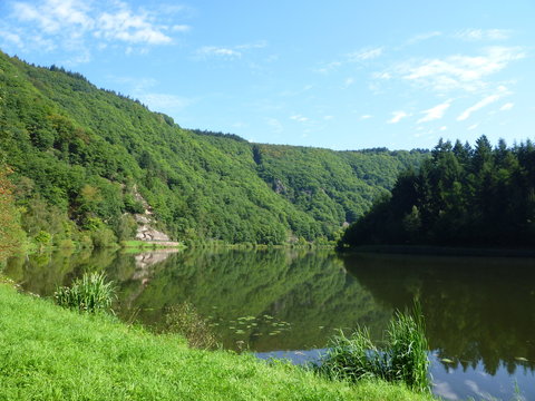 See im Tal mit B&auml;umen drumherum 