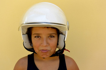 El niño con el casco de la moto